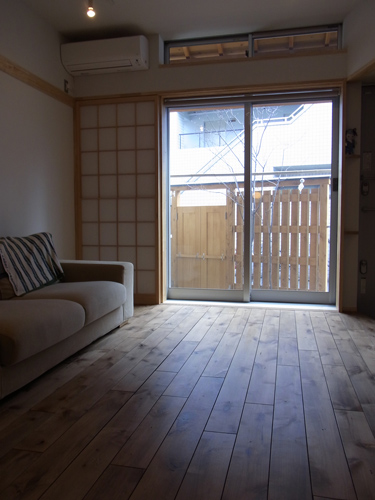 庭につながるリビング