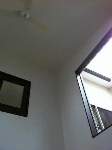 2階リビングの吹抜けを見上げる