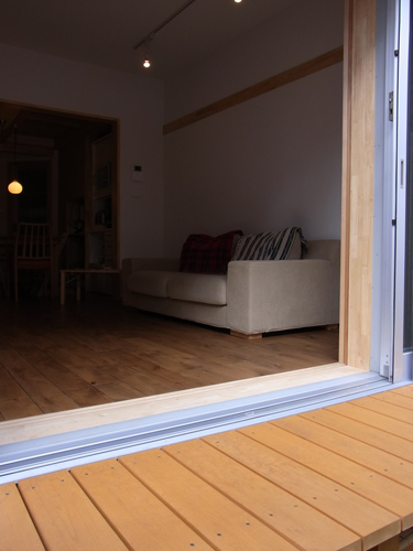 窓を全開放すれば、リビングと縁側・庭がひとつながりとなる