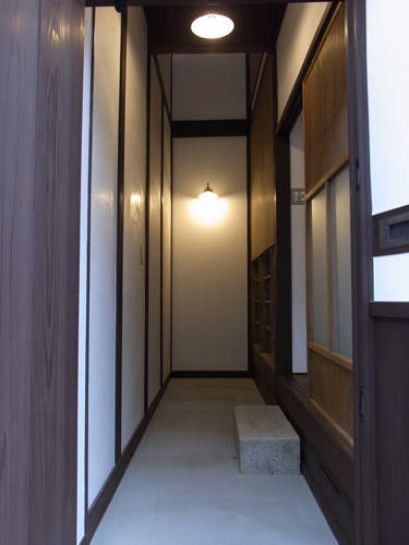 長い玄関土間の奥には自転車を収納