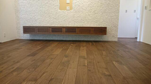 横のラインを強調した壁付けのTVボード