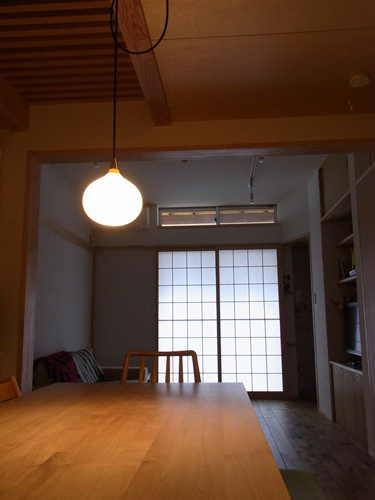 ダイニングキッチンは木質感を強調している