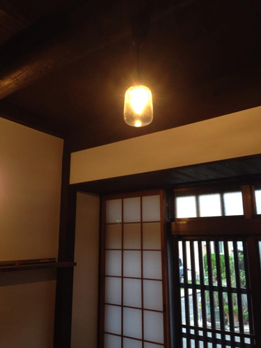 照明もレトロなデザインを採用