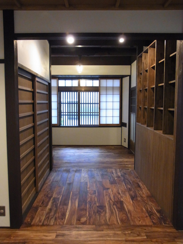 リビングではソファに座って読書します