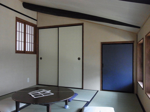 2階の個室は天井が低くなっている
