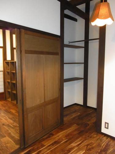 洋服をたくさんお持ちなので、寝室にオープンクローゼット