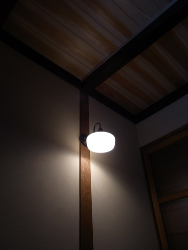 玄関土間の温かみのある照明