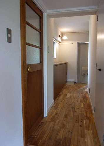 奥が玄関ドア、左手ドアからダイニングキッチンへ