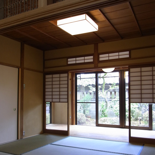 玄関の正面、家の中心に位置する和室
ダイニング、広縁をつなぐリビングの役割を果たす
既存の形を残し、仕上げをやり直しています