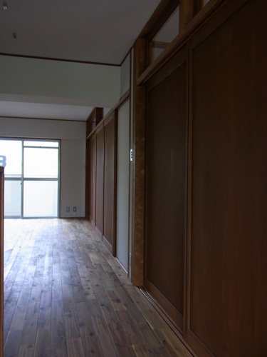 室内の間仕切りは高さを抑えた框戸