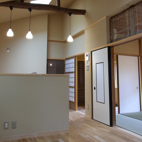 和室から続くダイニングキッチン
北側に位置するため、トップライトで明るさを確保
勾配天井のおかげで室内が広く感じられます