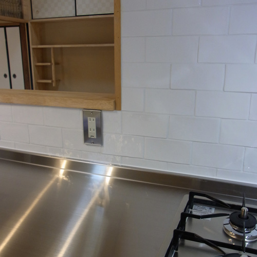 ステンレスキッチンとタイル