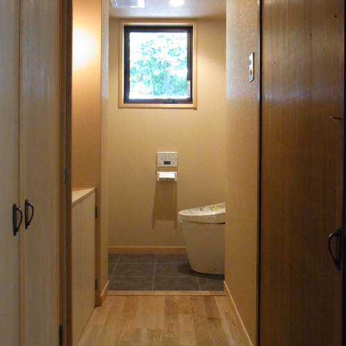 スリッパを履き替える位置を考慮して
レストルームを兼ねたゆとりのあるトイレ