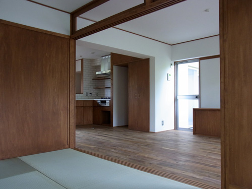 フローリングは全てホワイトウォールナットの無垢材