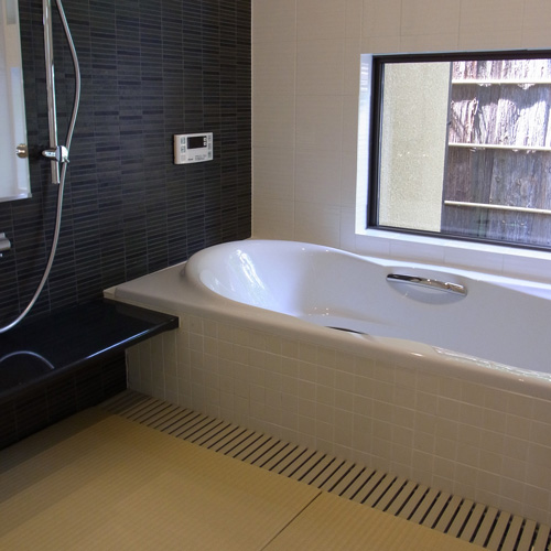 庭を眺められる浴室
洗い場には洗える畳を採用