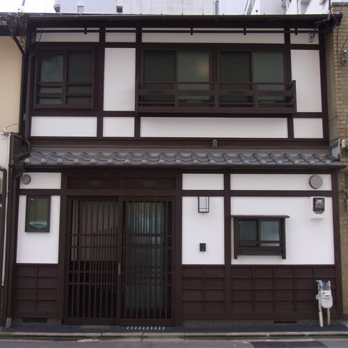 漆喰壁と下見板張の京都らしい外観