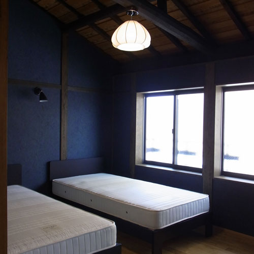 既存梁を見せた勾配天井の寝室