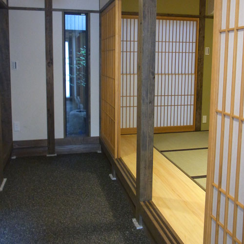玄関から見た土間と和室