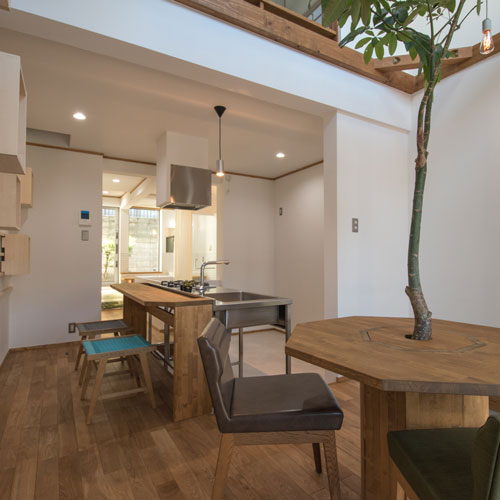 リビングからダイニングキッチンを見る。
全て開放すると奥の庭まで見渡すことができます。