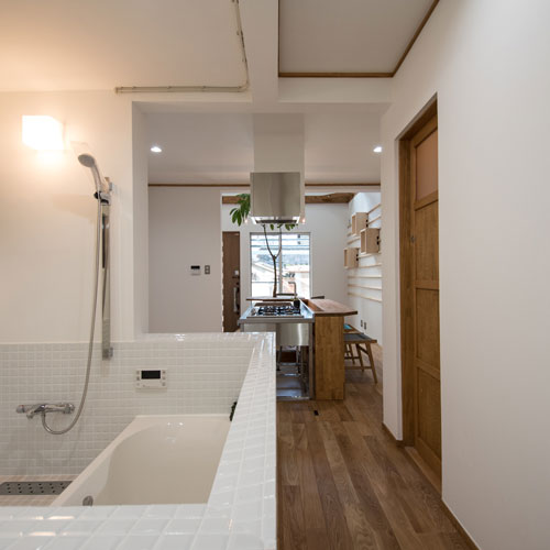 奥からダイニングキッチン方向を見る。
浴室の仕切りはカーテンのみ。