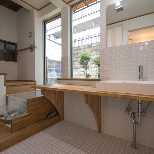 洗面所から奥の庭の木々が眺められる。