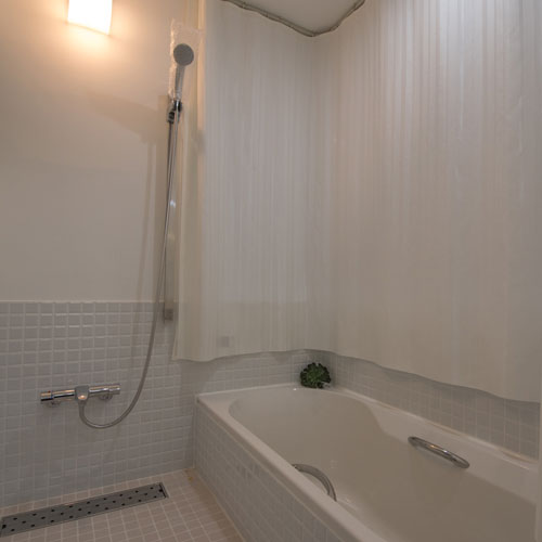 カーテンを閉めた状態の浴室
浴槽に入りながら奥の庭が見える。