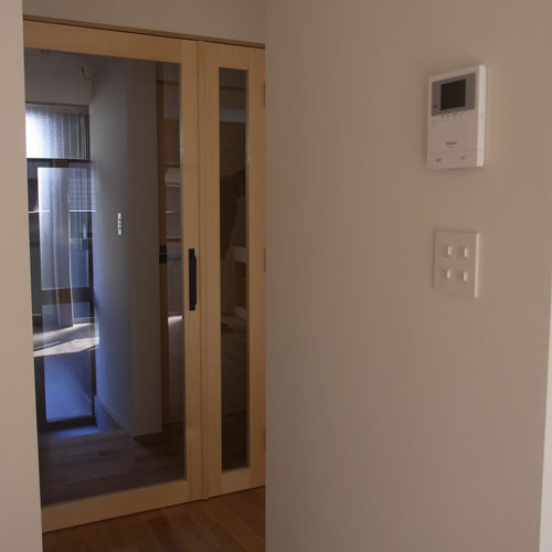 ドア金物や照明スイッチ、仕上材など
お施主さんの『好きなモノ』を採用しています。