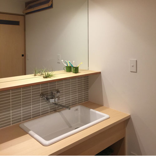 造作洗面台に大きな実験用シンクを設置。