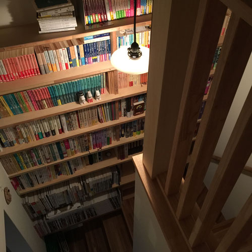 階段に沿って大きな本棚を設けました。
大好きな本がぎっしりと並んでいます。