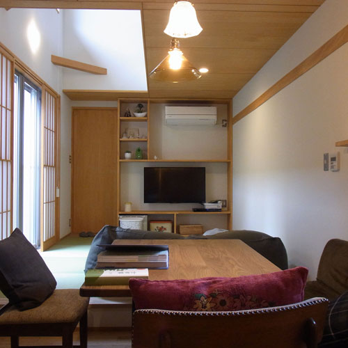 ダイニングから畳敷きのリビングを見る。
リビングは中庭に面して吹抜けとなっている。