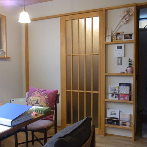 ダイニングから玄関側を見る。
少し古い感じの引き戸デザイン パントリーが隣接しているので
見せたくないものはその中へ…。