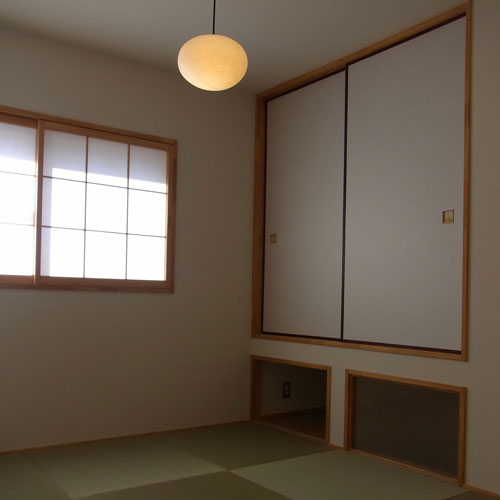 2階和室
基本的に客間として使用。
南側に平屋を配置しているので明るい。