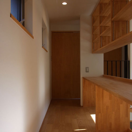 2階の廊下兼作業スペース
リビングから吹抜けと繋がっている。 奥にある個室の扉を全開すると
一体となって使える空間になっている。