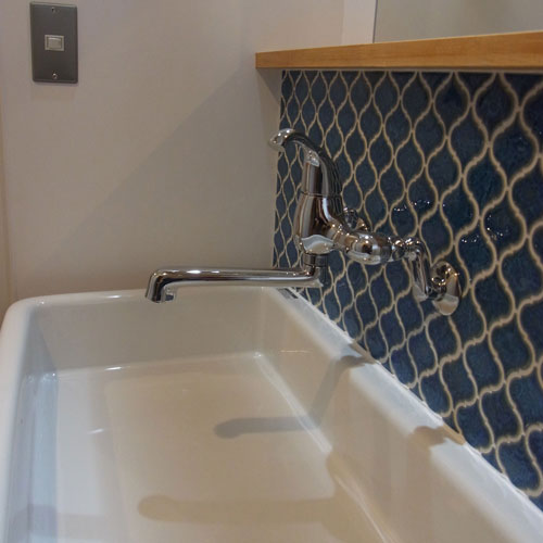 洗面台にもコラベルタイルを採用。
綺麗な青が良いアクセントとなっている。