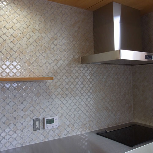 オールステンレスのキッチン
壁面はコラベルタイルを採用。