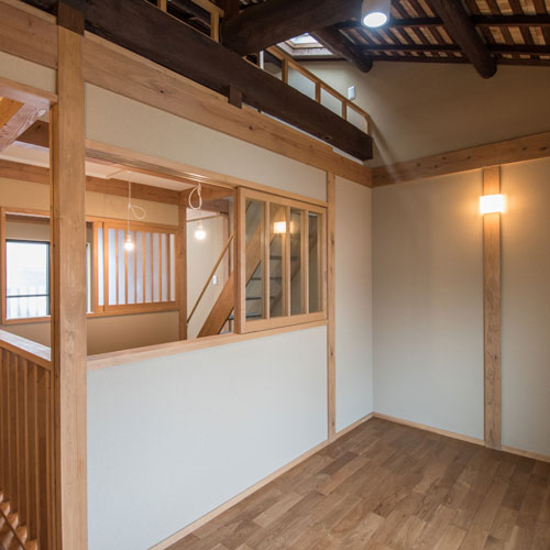 吹抜けを中心に寝室と個室を配置。