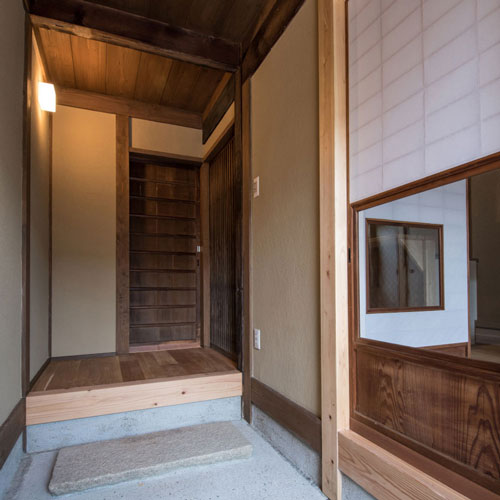 玄関土間
三和土と沓脱石と…京都らしい雰囲気。