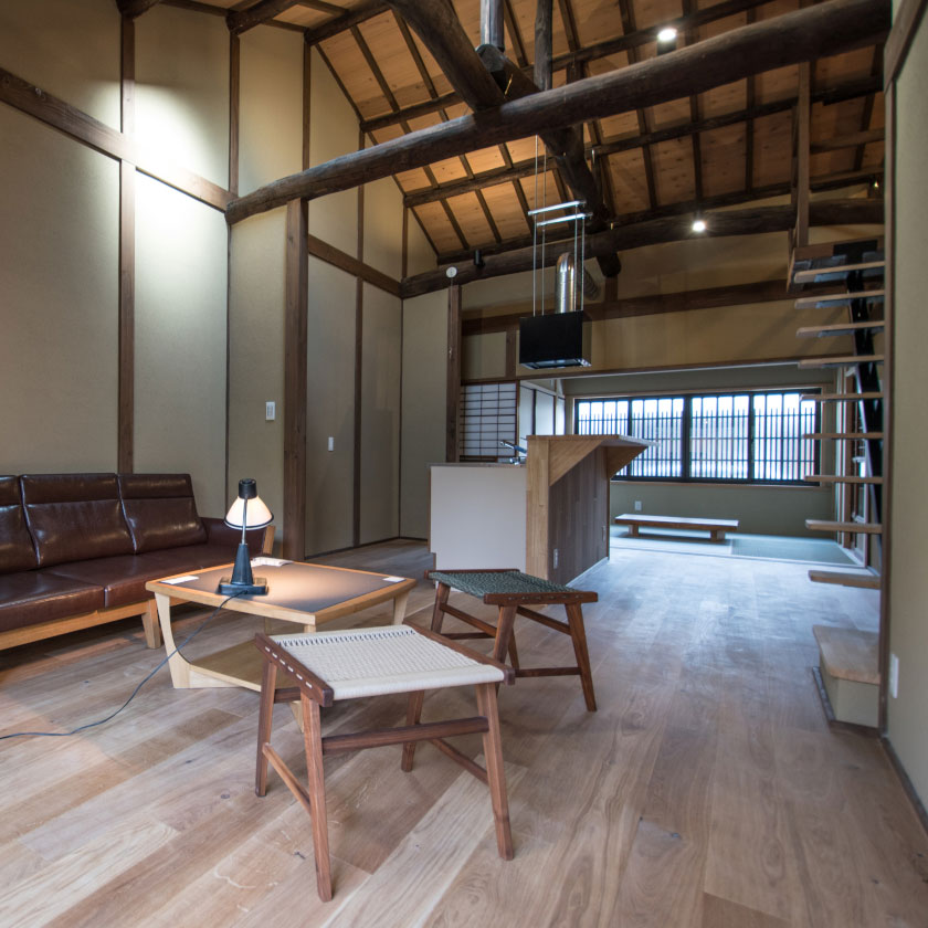 リビングからダイニングキッチン、和室を望む。
天井を開放したダイナミックな空間になっている。