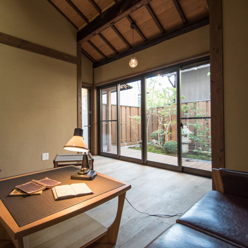 リビングから庭を見る
目線が抜けて奥行きをより感じられる。