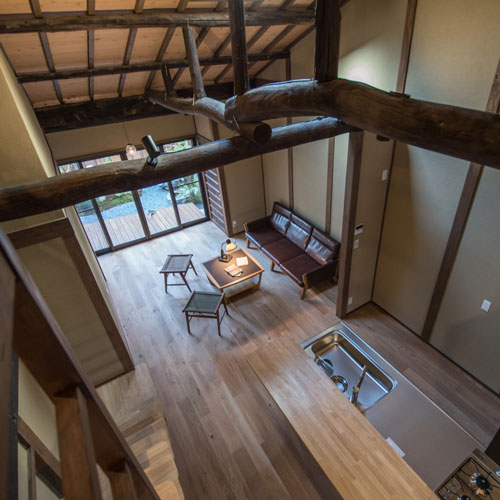 ロフトから見下ろす
既存の丸太梁(ゴロンボ)がとても立派。
