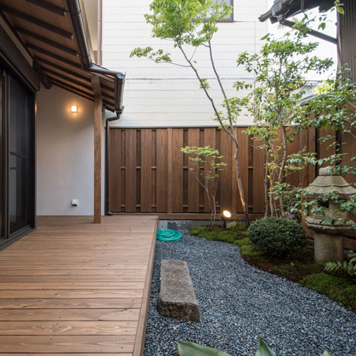 ぬれ縁と庭
広い縁と広い庭で非日常を味わう。