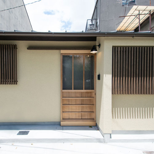 外観
藁入り聚楽壁、古建具、木格子など
「和」の柔らかい雰囲気を出しています。