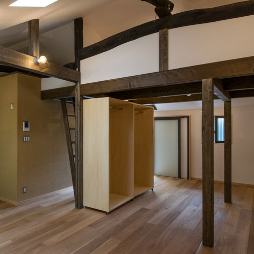 フリースペース
梁上はロフトを設けています。
収納としても寝室としても利用可能です。