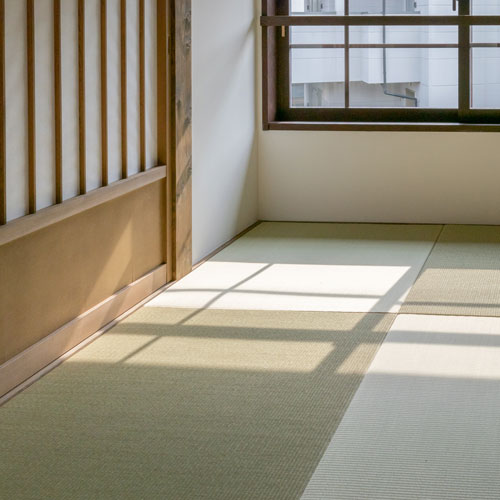 2階共有ｽﾍﾟｰｽ
気持ちのいい陽ざしと畳のにおい。
この窓からも路面電車が見えます。
