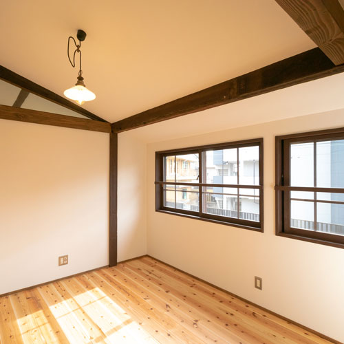 2階個室
陽がたくさん差し込んで明るい部屋
窓から路面電車が見えます。