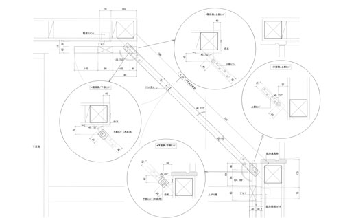 壁に対して直角ではないため、タテ枠は取り付けず
金具はピポットヒンジを採用しました。
その位置を決めるのに、とても苦労しました…。