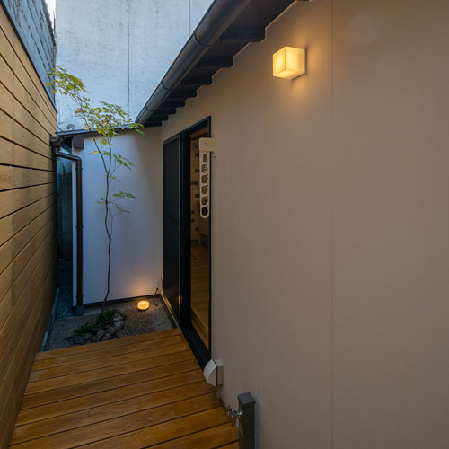 庭
室内から見えにくい位置に物干場を配置しました。