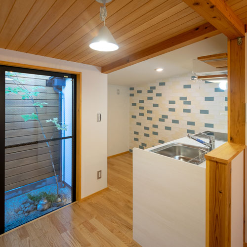 ダイニング
キッチン方向を見る。
奥に家電や食器棚が納まります。