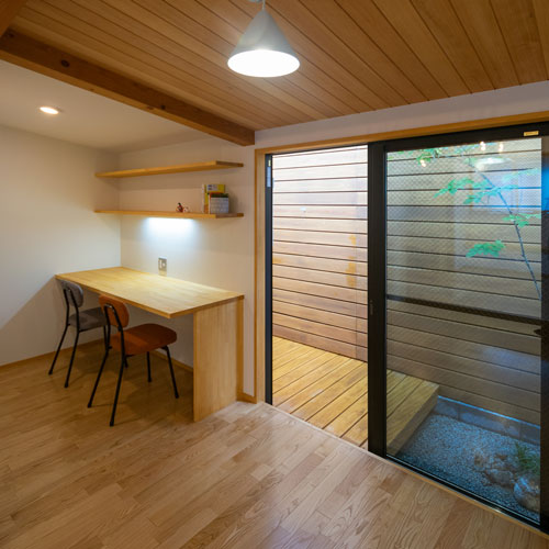 ダイニング
キッチンの反対側にワークスペースを設置しました。
庭が見えて解放的な空間となっています。