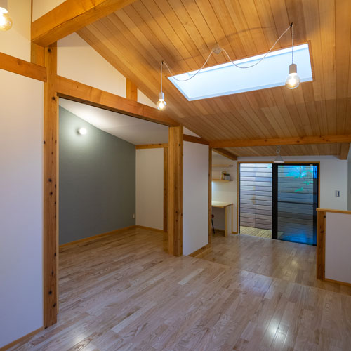 リビング
玄関土間からダイニング方向を見る。
寝室の扉を開けてワンルームに使うことも可能です。